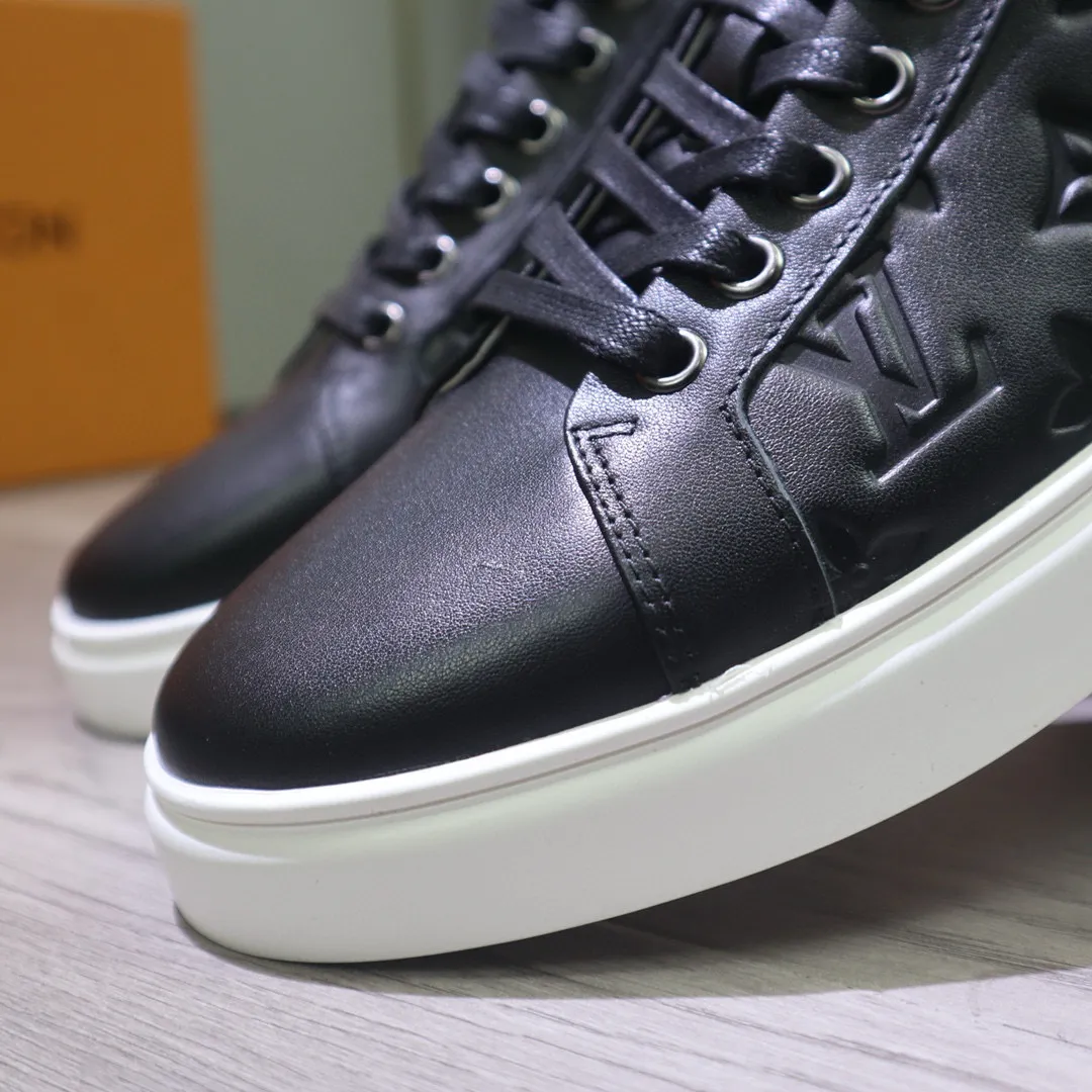 Factory price: 400💰 LV's latest casual men's shoes👉 👉 Popular casual fashion style, 💞 Simple and elegant style, 🔊 The fabric is made of imported cowhide, ☑️Comfortable sheepskin lining, original wear-resistant rubber outsole, the classic model in the counter is taken in kind, code number: 38-44, (45 can be customized)